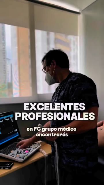Médico especialista realizando ecografía con equipo moderno en FC Grupo Médico