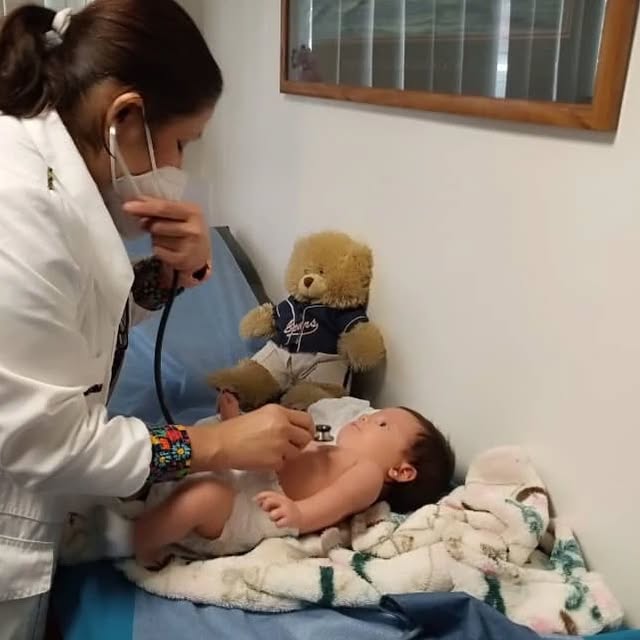 Dra. Yamile Álvarez en consulta pediátrica y control del recién nacido en FC Grupo Médico